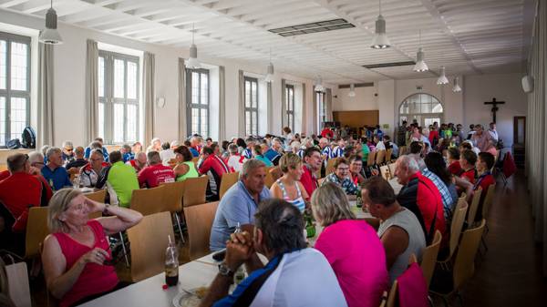 Quelle: Marcel Ditrich, Walldürn MIttagessen im Pfarrsaal während der Fahrradwallfahrt