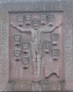 Steinmonument mit Blutbild hinter dem Freialtar am Wallfahrtsplatz