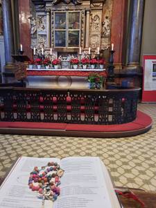 Gebetsbuch mit Rosenkranz; Im Hintergrund: Blutaltar in der Wallfahrtsbasilika Walldürn
