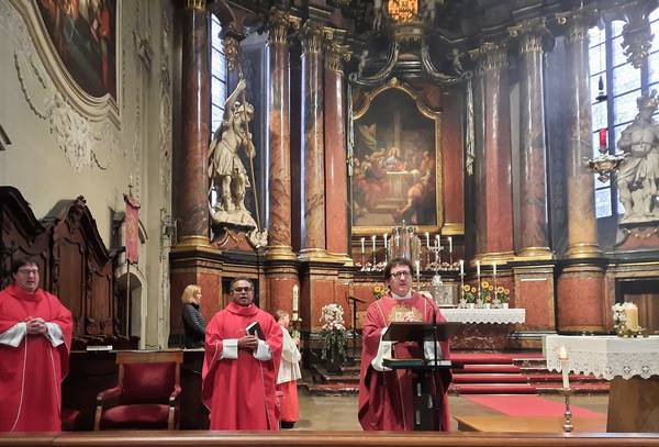 Patres beim Gottesdienst in der Wallfahrtsbasilika St.Georg Walldürn